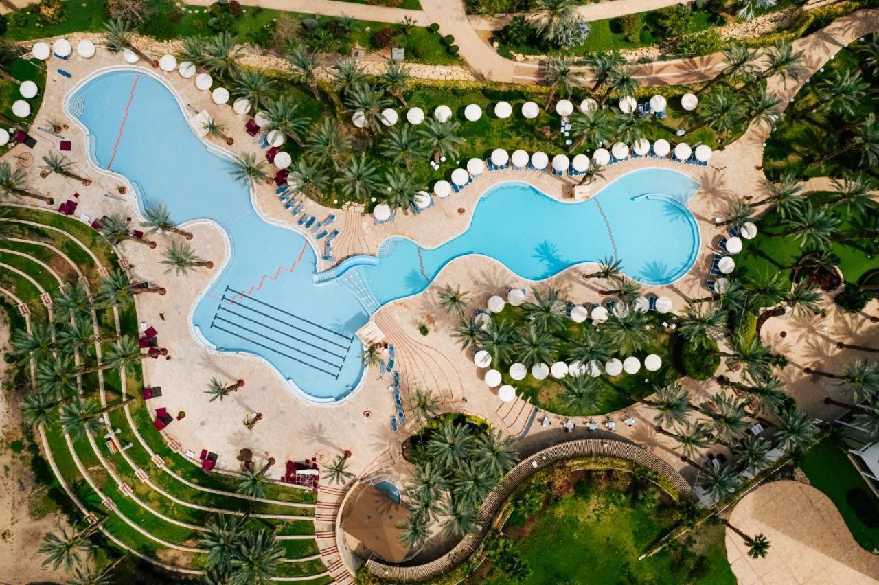 David Dead Sea Resort & Spa 에인 보켁 외부 사진 Aerial view of the pool at the Atlantis Paradise Island