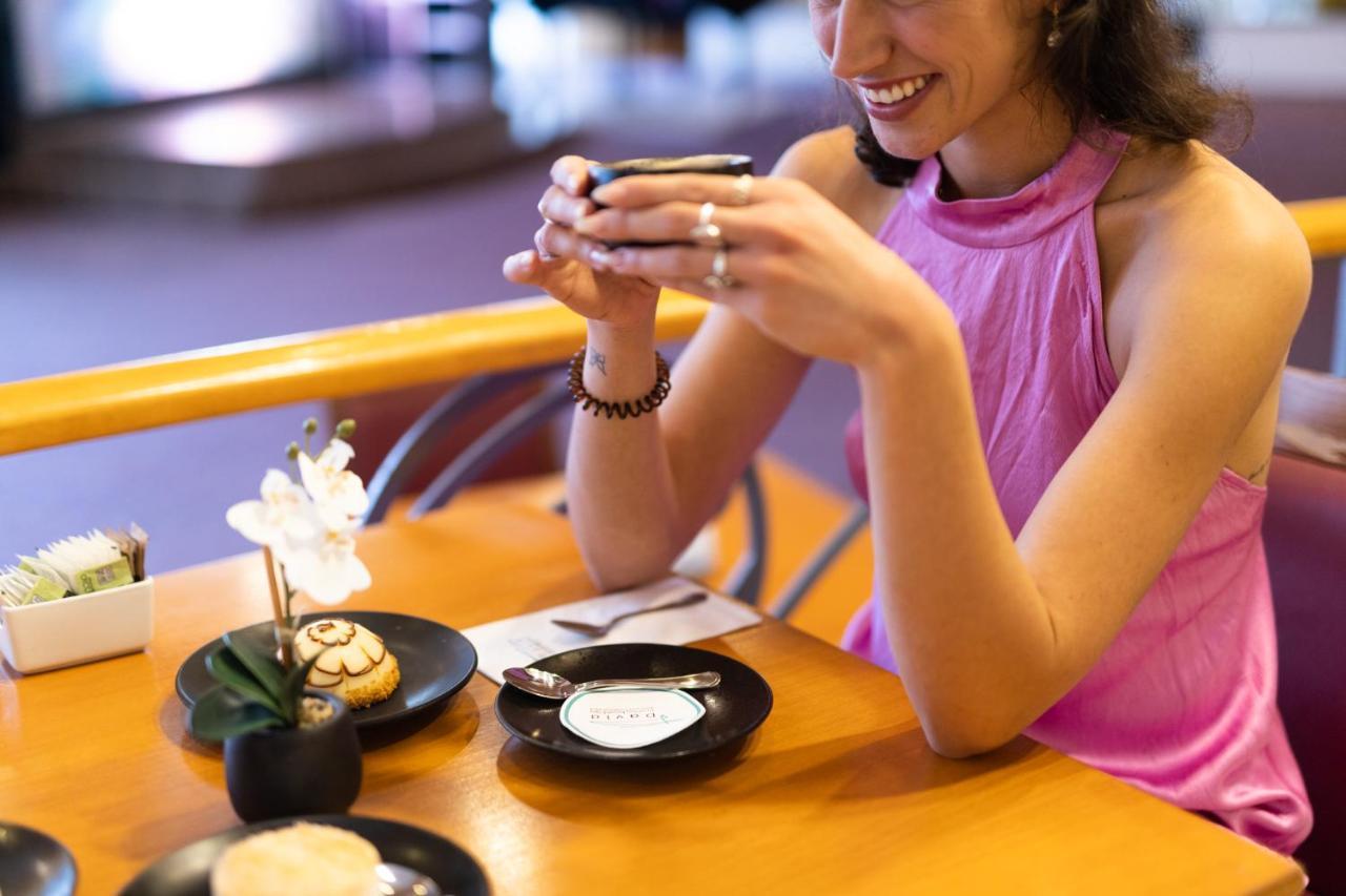David Dead Sea Resort & Spa 에인 보켁 외부 사진 A woman drinking green tea