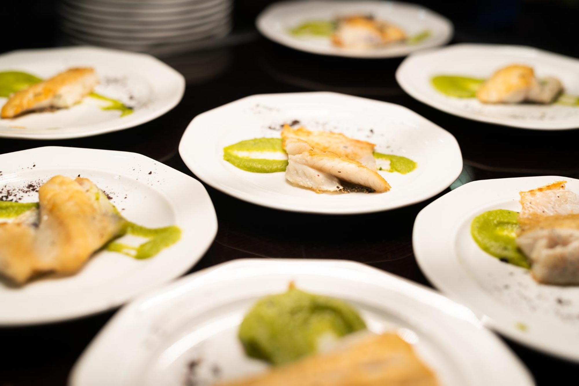 David Dead Sea Resort & Spa 에인 보켁 외부 사진 A typical dinner at the restaurant