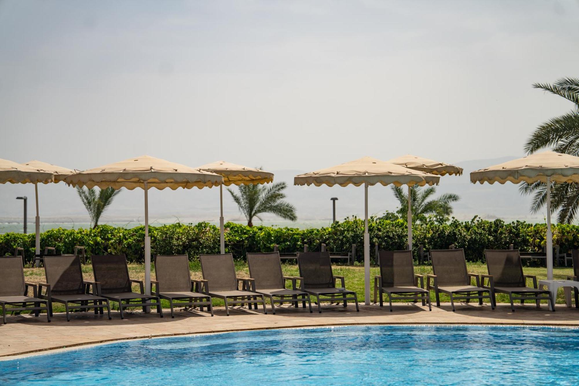 David Dead Sea Resort & Spa 에인 보켁 외부 사진 The pool at the Dead Sea