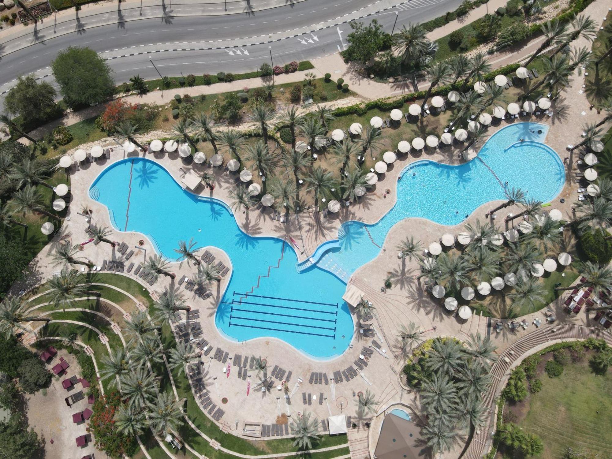 David Dead Sea Resort & Spa 에인 보켁 외부 사진 Aerial view of the pool
