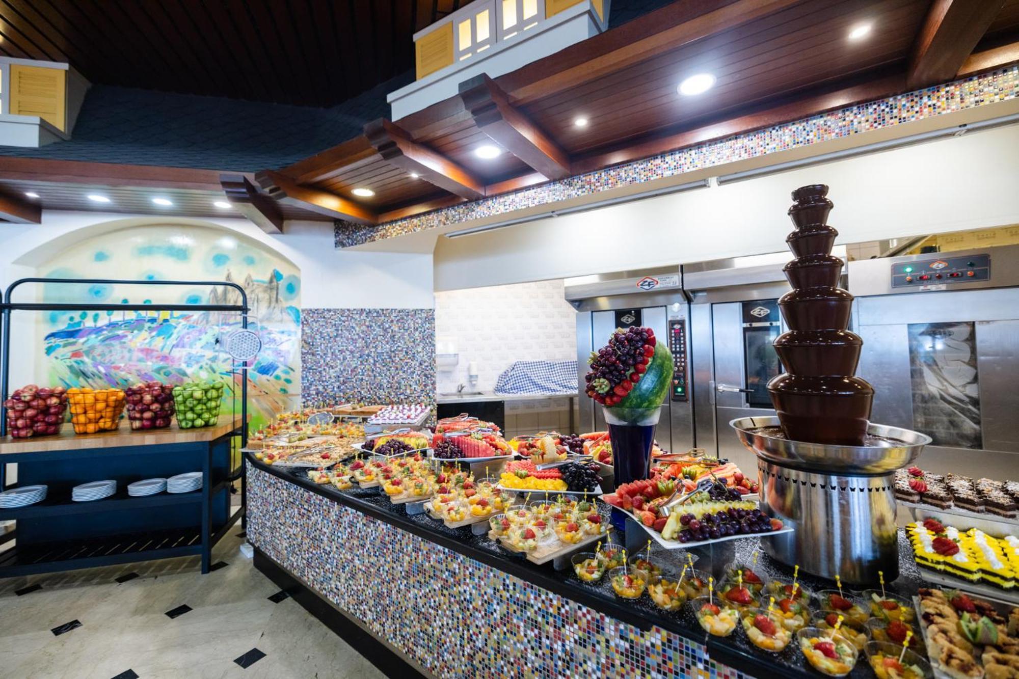 David Dead Sea Resort & Spa 에인 보켁 외부 사진 A chocolate fountain at a buffet