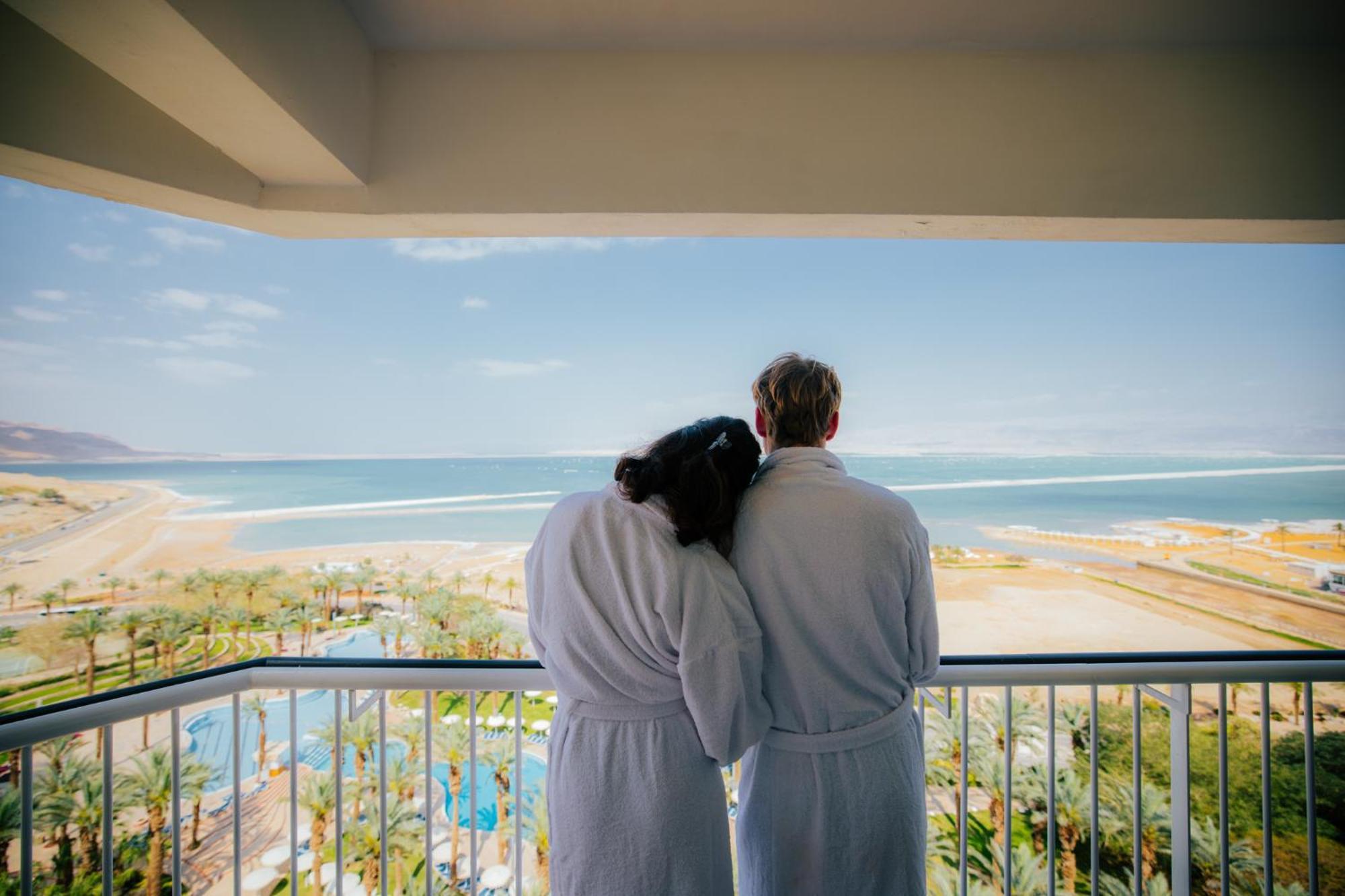 David Dead Sea Resort & Spa 에인 보켁 외부 사진 View from a hotel room at the Hilton La Jolla