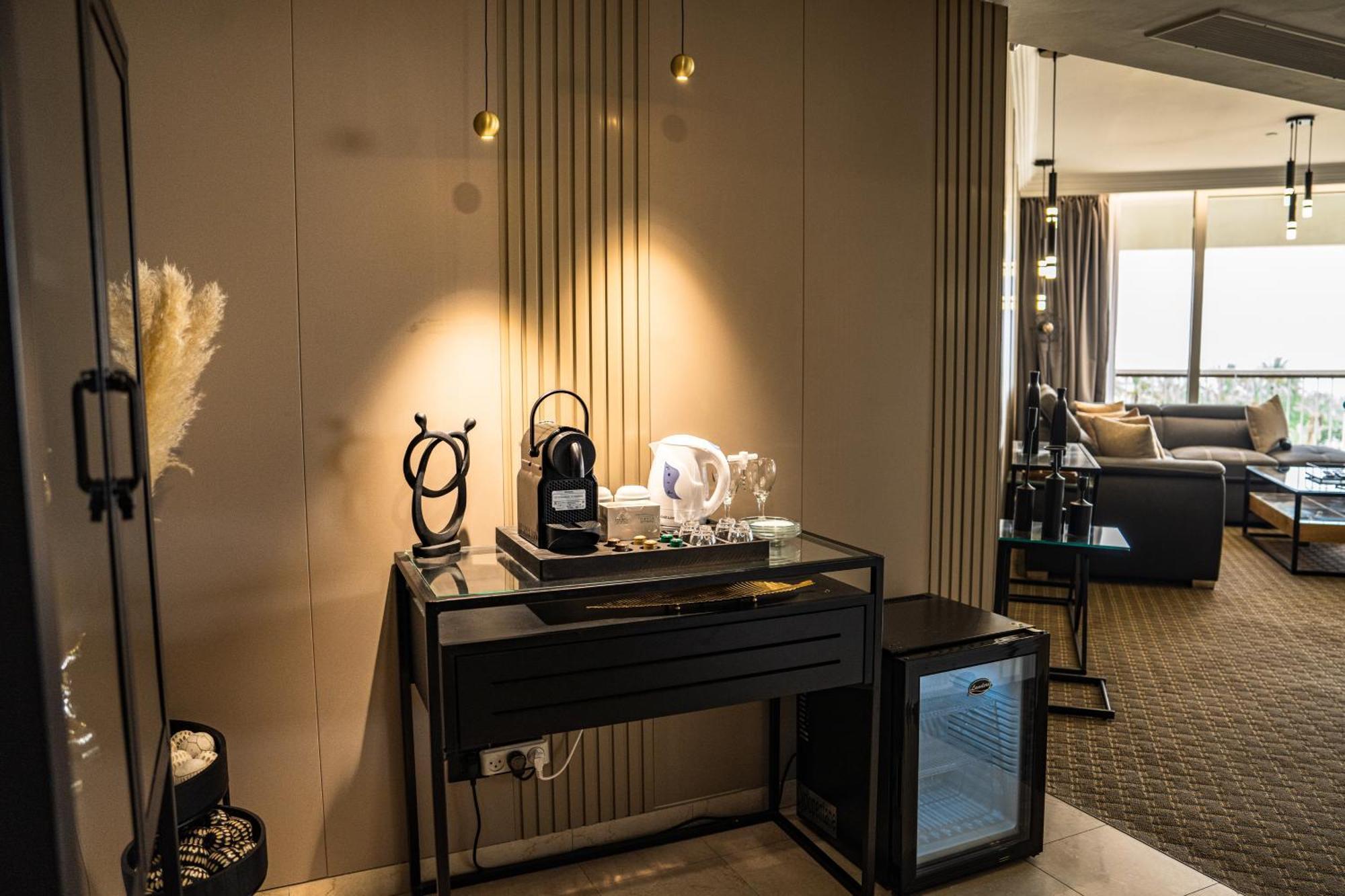 David Dead Sea Resort & Spa 에인 보켁 외부 사진 A Nespresso machine in a hotel room