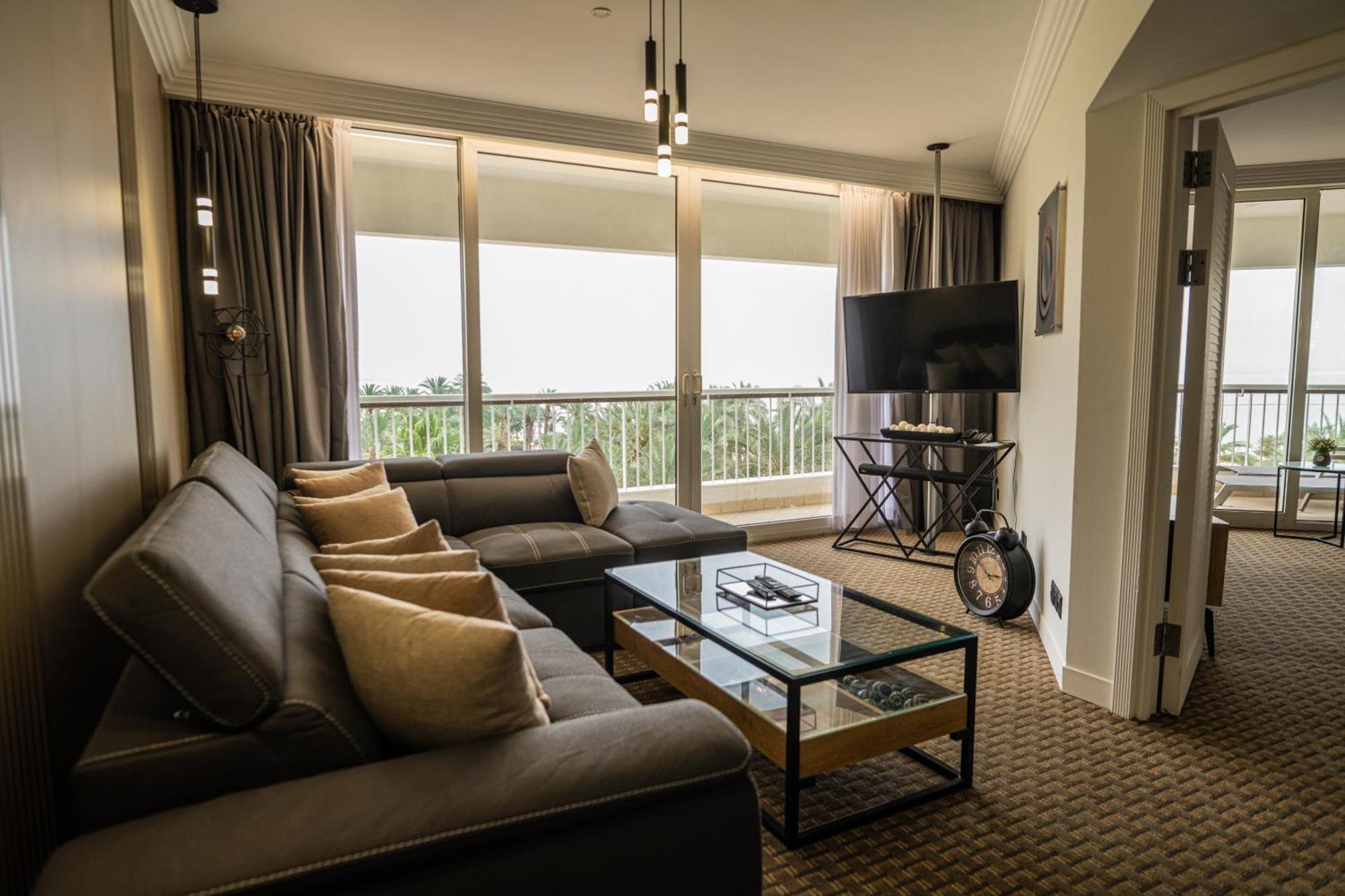 David Dead Sea Resort & Spa 에인 보켁 외부 사진 A living room in a suite at the MGM Grand
