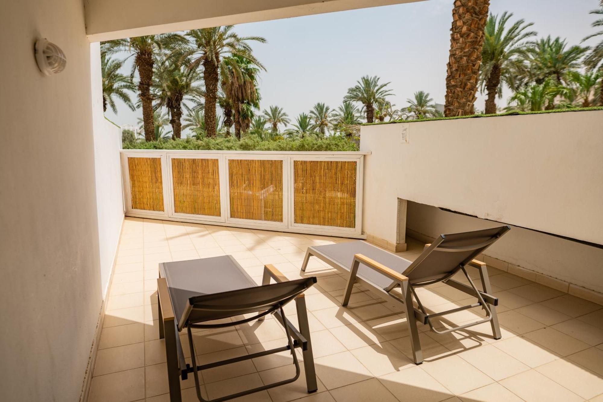 David Dead Sea Resort & Spa 에인 보켁 외부 사진 A balcony at the Dead Sea