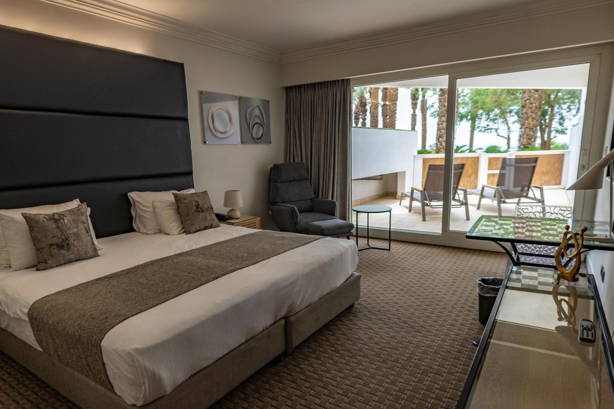 David Dead Sea Resort & Spa 에인 보켁 외부 사진 A room at the Hilton