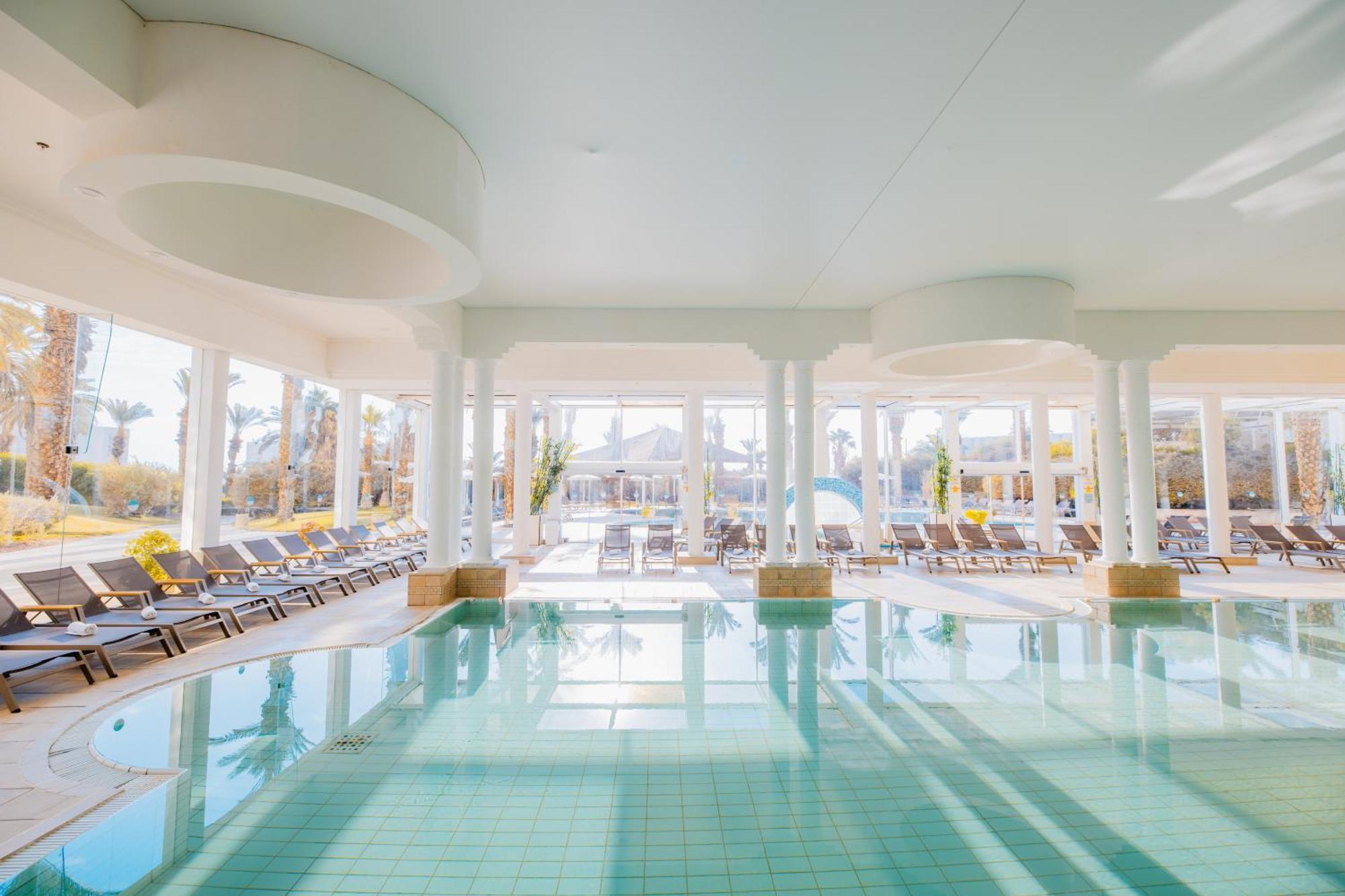 David Dead Sea Resort & Spa 에인 보켁 외부 사진 The indoor pool at the hotel